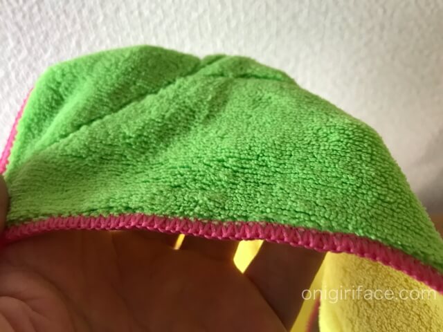 100均ダイソー(Daiso)「マイクロファイバーぞうきん(厚手)」を手で持ってみた様子