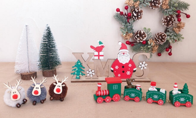 キャンドゥクリスマス2025「木製クリスマスカラーの汽車、木製トナカイ」