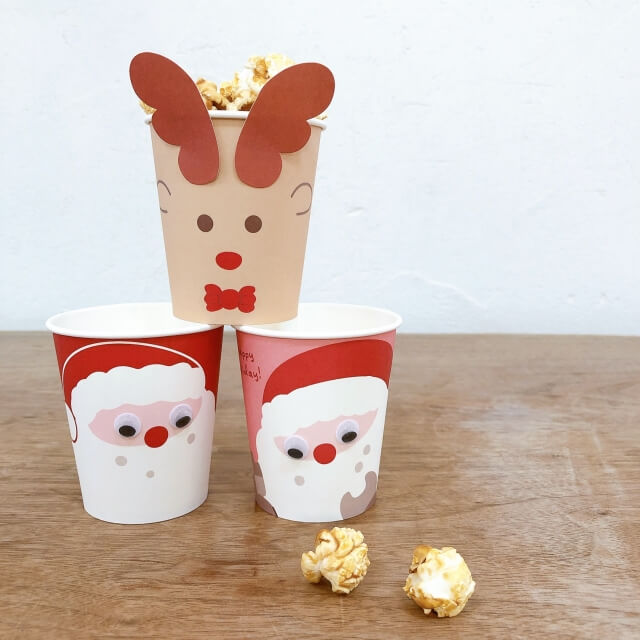 キャンドゥクリスマス2024「サンタ&トナカイ紙コップにお菓子を入れる」