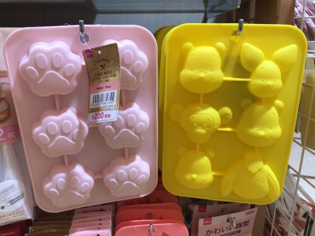 ダイソーバレンタイン「シリコーンケーキ型(足型・プーさん)」