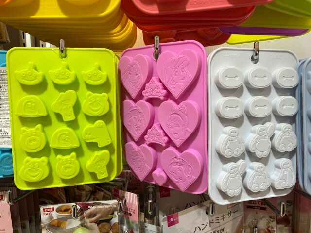ダイソー「シリコンケーキ型(ディズニープリンセス、トイ・ストーリー、ベイマックス)」