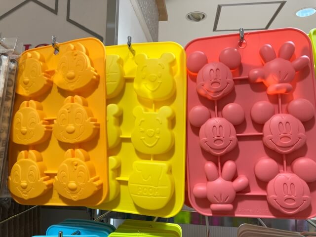 ダイソー「シリコンケーキ型(ミッキー、チップ&デール」