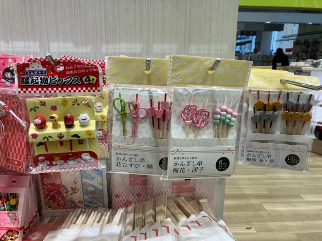 セリアお正月グッズ「かんざし串(梅花・団子・花結び・蝶)」