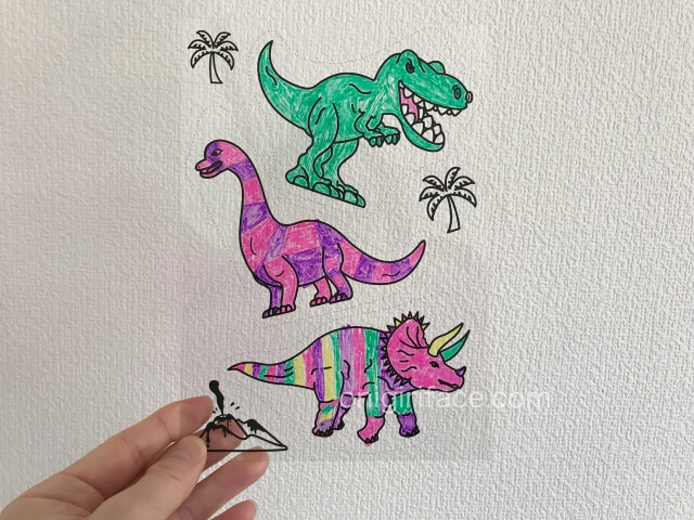 100均ダイソー(Daiso)「イラスト入りプラバンキュコット・きょうりゅう(恐竜)」色を塗った様子