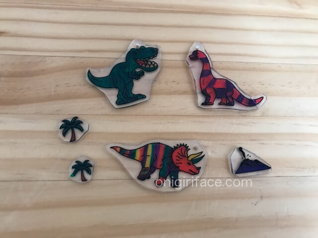 100均ダイソー(Daiso)「イラスト入りプラバンキュコット・きょうりゅう(恐竜)」完成