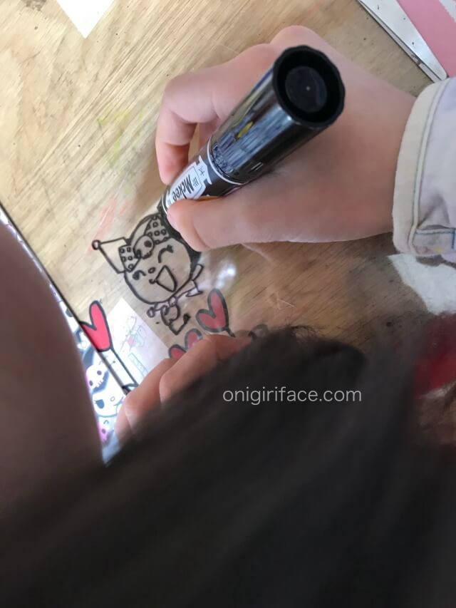 100均ダイソー(Daiso)「プラバンキュコット・透明」絵に色を塗っている