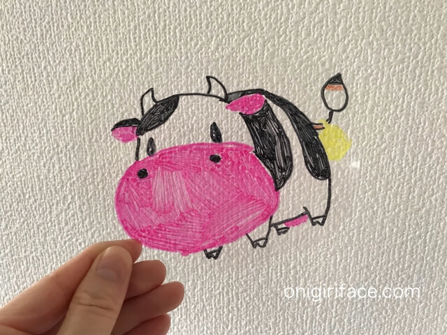 100均ダイソー(Daiso)「プラバンキュコット・透明」牛の絵と色塗りが完成