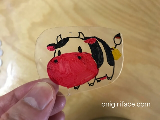 100均ダイソー(Daiso)「プラバンキュコット・透明」牛の作品が完成