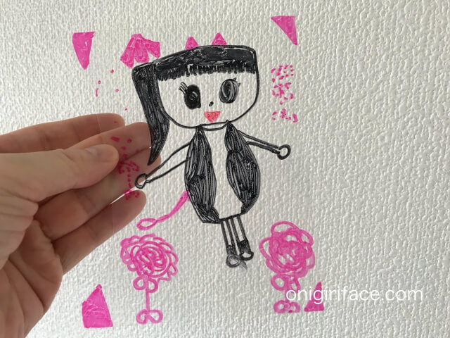 100均ダイソー(Daiso)「透明プラ板・B4サイズ」絵と色を塗った様子