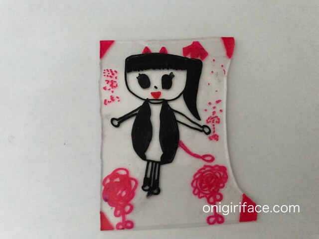 100均ダイソー(Daiso)「透明プラ板・B4サイズ」女の子の絵のプラバンが完成