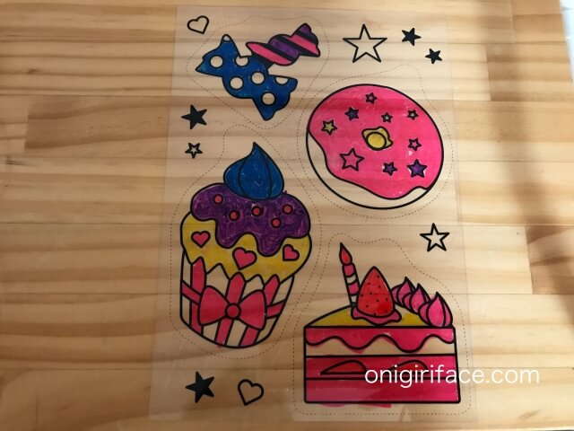100均ダイソー(Daiso)「イラスト入りプラバンキュコット・スイーツ」色を塗った様子