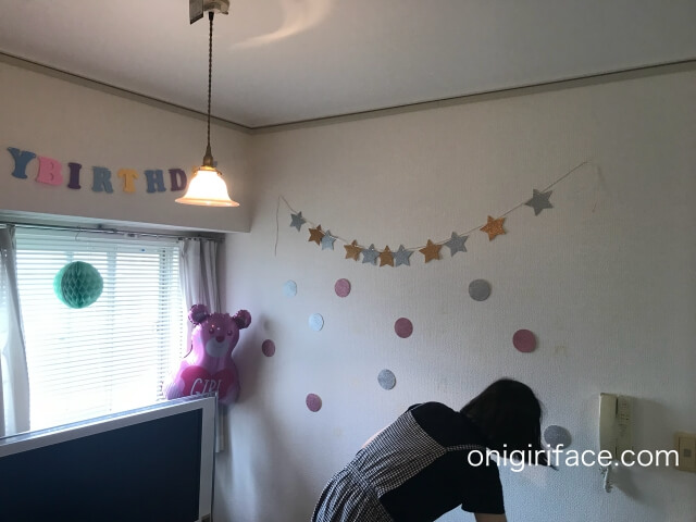 ダイソー誕生日パーティーグッズ「グリッター丸飾り・シルバー&ピンク」(12枚・丸)飾り付けの様子