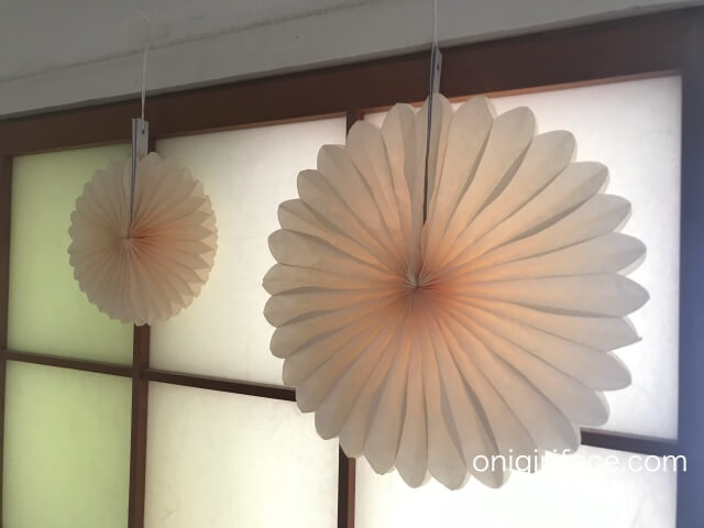ダイソー誕生日パーティーグッズ「ペーパーファン」(イエロー・35cm、25cm、15cmの3種類)飾り付けの様子