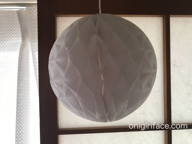 ダイソー誕生日パーティーグッズ「ハニカムボール」(ゴールド20cm・ホワイト15cm)飾り付け