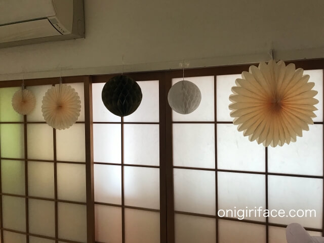 100均ダイソー「誕生日パーティーグッズ」で部屋を飾り付けした様子