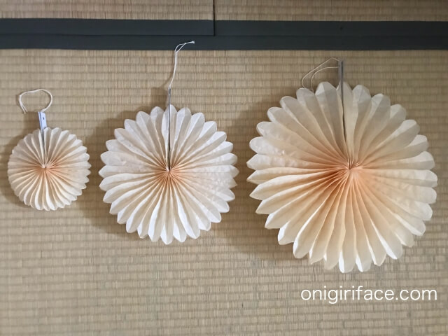 ダイソー誕生日パーティーグッズ「ペーパーファン」(イエロー・35cm、25cm、15cmの3種類)飾り付けの様子