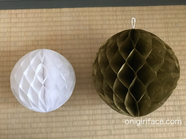 ダイソー誕生日パーティーグッズ「ハニカムボール」(ゴールド20cm・ホワイト15cm)飾り付け