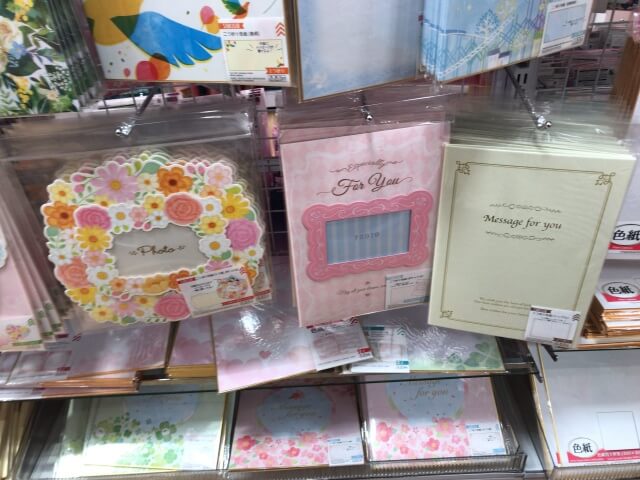 ダイソー色紙（寄せ書きアルバム・二つ折り・中央に写真が貼れる）