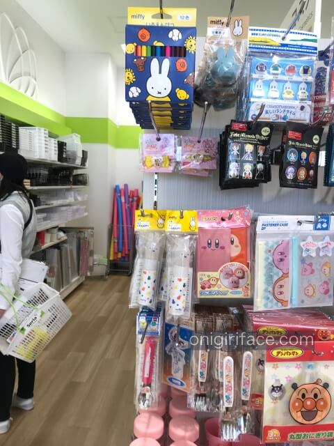 セリアのキャラクターグッズ売り場にある「ミッフィーグッズ」