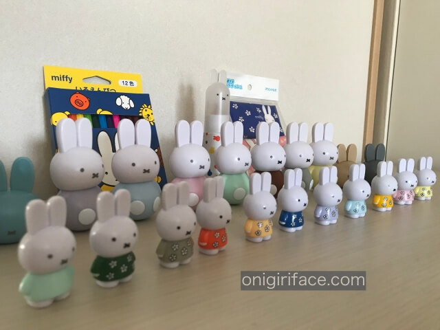 セリアミッフィーグッズ「おきあがりこぼし(ゆれ丸)、テトラフィビッツマスコット、鉛筆削り、スケッチブック、ティッシュ」まとめて撮影