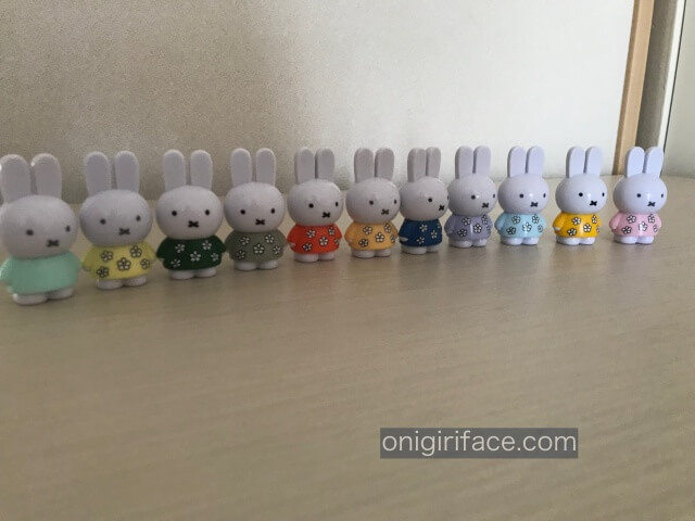 セリアミッフィーグッズ「テトラフィビッツ・マスコット」原色とパステルカラー(服は花柄と無地)