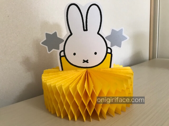 ダイソーミッフィーグッズ「ハニカムボール(置くタイプ)」をテーブルの上に飾った様子