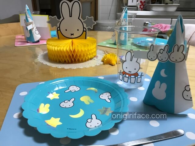 ダイソーミッフィーグッズ「ハニカムボール(置くタイプ)」紙皿、ペーパーナプキン、コップを誕生日パーティーに使用している様子