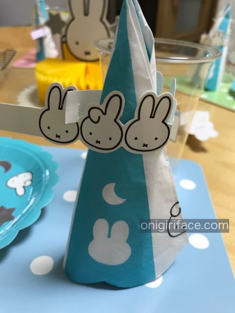 ダイソーミッフィーグッズ「テーブルペーパー&リング・ダーン(直径31cm)」を飾っている様子