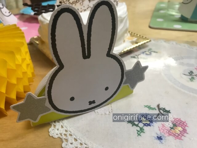 ダイソーミッフィーグッズ「テーブルカード(12×10cm)」を机に飾っている様子