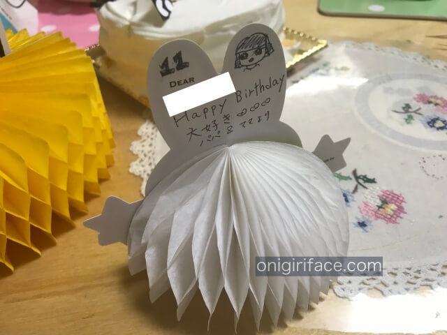 ダイソーミッフィーグッズ「テーブルカード(12×10cm)」にメッセージを書いて飾っている様子