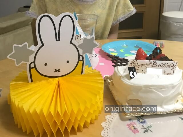 ダイソーミッフィーグッズ「ハニカムボール(置くタイプ)」を誕生日パーティーに飾ってお祝い