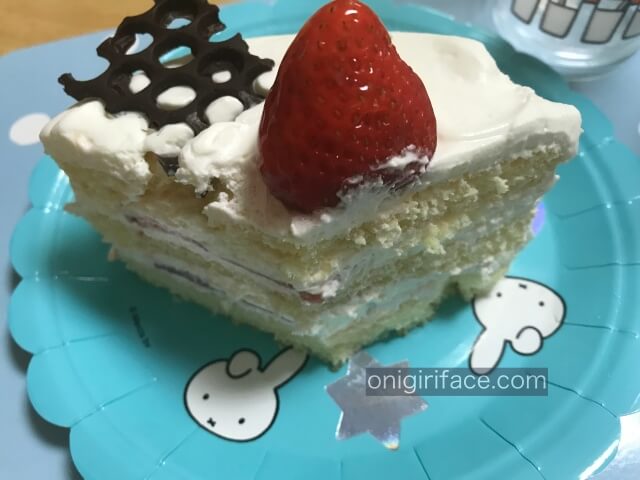 ダイソーミッフィーグッズ「ペーパープレート花型(18cm)」にケーキを入れている様子