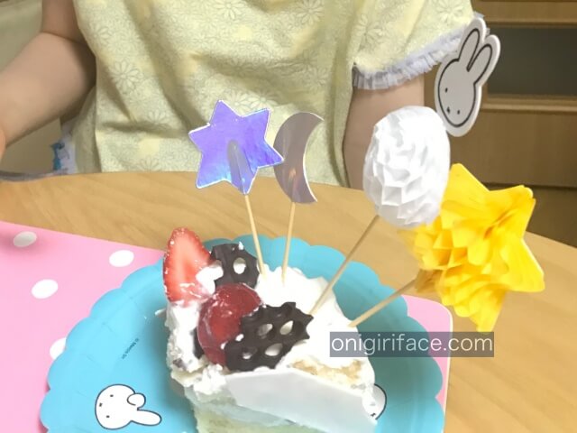 ダイソーミッフィーグッズ「パーティーピックス(星2つ・月・ミッフィー&ハニカムボール)」をケーキにさし飾っている様子