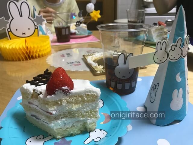 ダイソーミッフィーグッズ「ハニカムボール(置くタイプ)、紙皿、紙ナプキン、コップ」で誕生日パーティー中