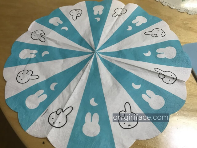 ダイソーミッフィーグッズ「テーブルペーパー&リング・ダーン(直径31cm)」を広げた様子