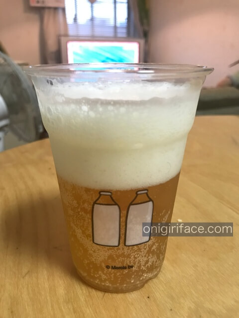 ダイソーミッフィーグッズ「クリアカップ(コップ)(420ml)」にジュースを入れた様子