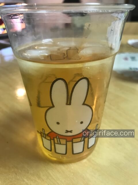 ダイソーミッフィーグッズ「クリアカップ(コップ)(420ml)」にジュースを入れた様子