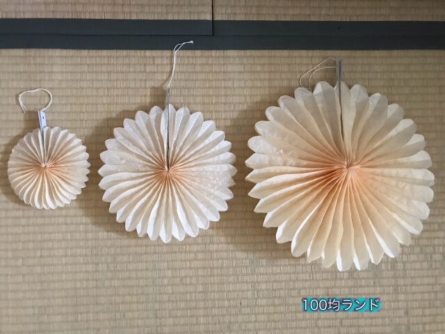 ダイソー誕生日飾り・グッズ「ペーパーファン」（イエロー・35cm、25cm、15cmの3種類）飾り付けの様子