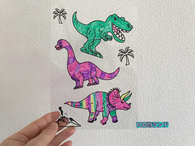 100均ダイソー（Daiso）「イラスト入りプラバンキュコット・きょうりゅう（恐竜）」色を塗った様子