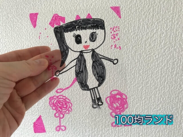 100均ダイソー（Daiso）「透明プラ板・B4サイズ」絵と色を塗った様子