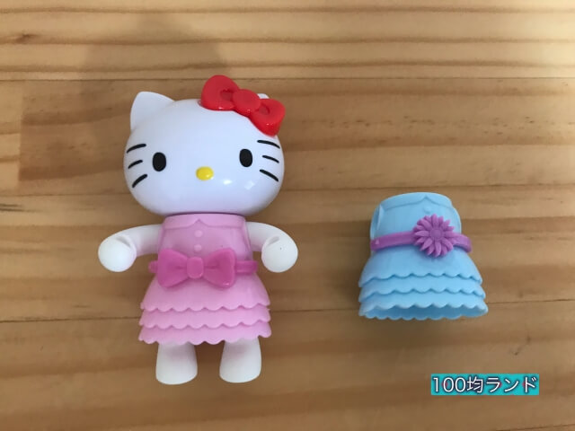 100均ダイソー「ハローキティの洋服きせかえ・スイーツパラダイス」