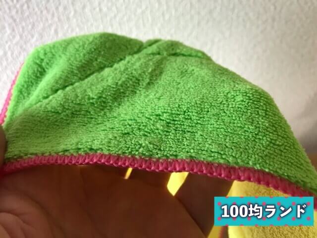 100均ダイソー（Daiso）「マイクロファイバーぞうきん（厚手）」を手で持ってみた様子