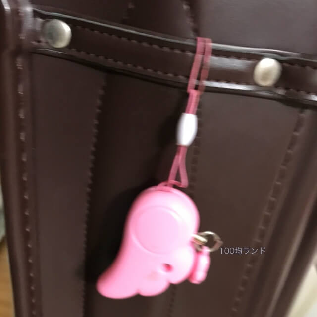 キャンドゥ「防犯ブザー（Personal alarm）」ランドセルに取り付けた様子