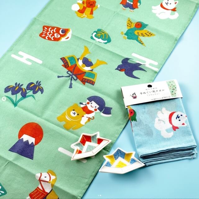 セリア「こどもの日」グッズ・兜などがデザインされている手ぬぐい風タオル