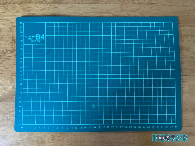 キャンドゥの文房具・文具「カッティングマット（B4サイズ）」
