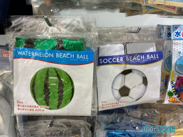 100均キャンドゥの夏グッズ「海水浴・プール用品」ビーチボール（スイカ／サッカーボールの形）