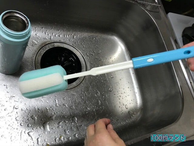 ダイソーのキッチン用品「コップボトル洗い（2段階伸縮タイプ）」を伸ばした様子