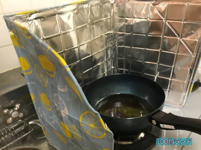 ダイソーのキッチン用品「ガスレンジガード（ワンコンロ用）」をコンロに設置した様子
