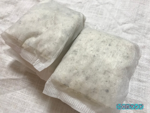 ダイソーのキッチン用品「油吸収パット（日本製）」を袋から取り出した