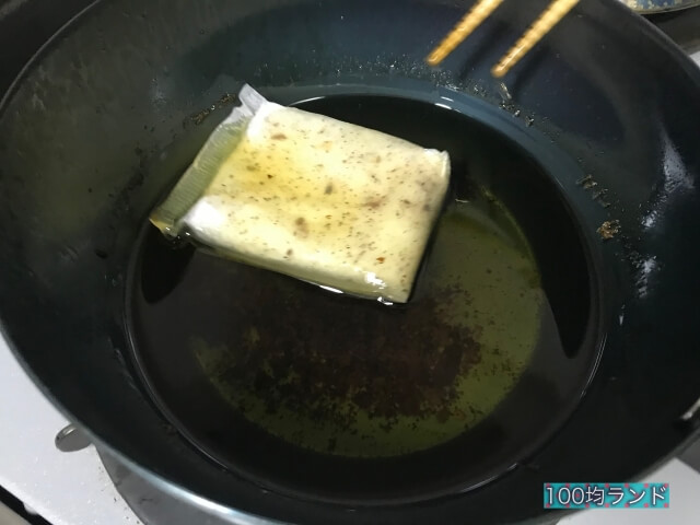 ダイソーのキッチン用品「油吸収パット（日本製）」を一つ入れた様子